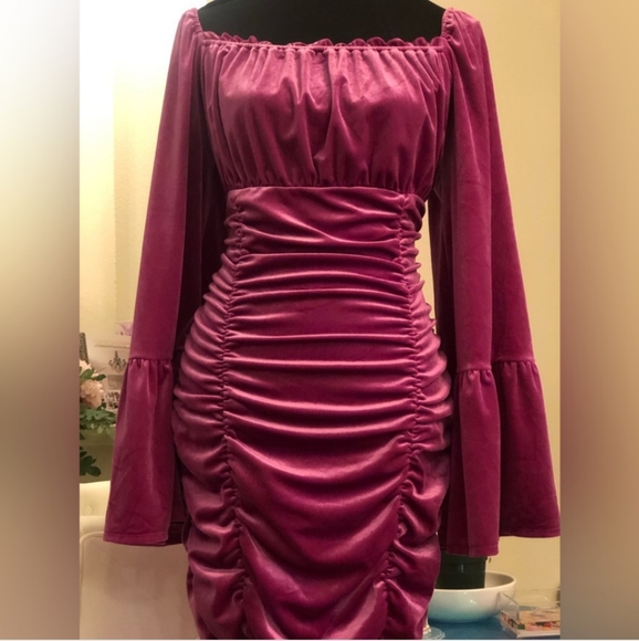 Venus Velvet Dress - Picture 3 of 7